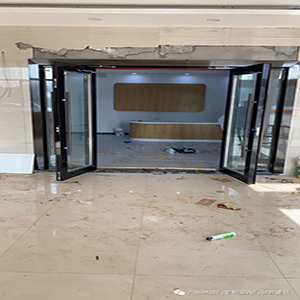 反向開啟防火門(圖1) 防火玻璃門安裝工地.jpg